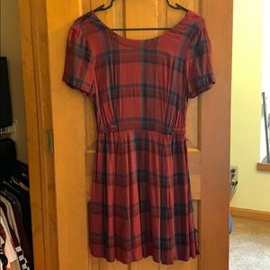 Red and green plaid knee-length dress